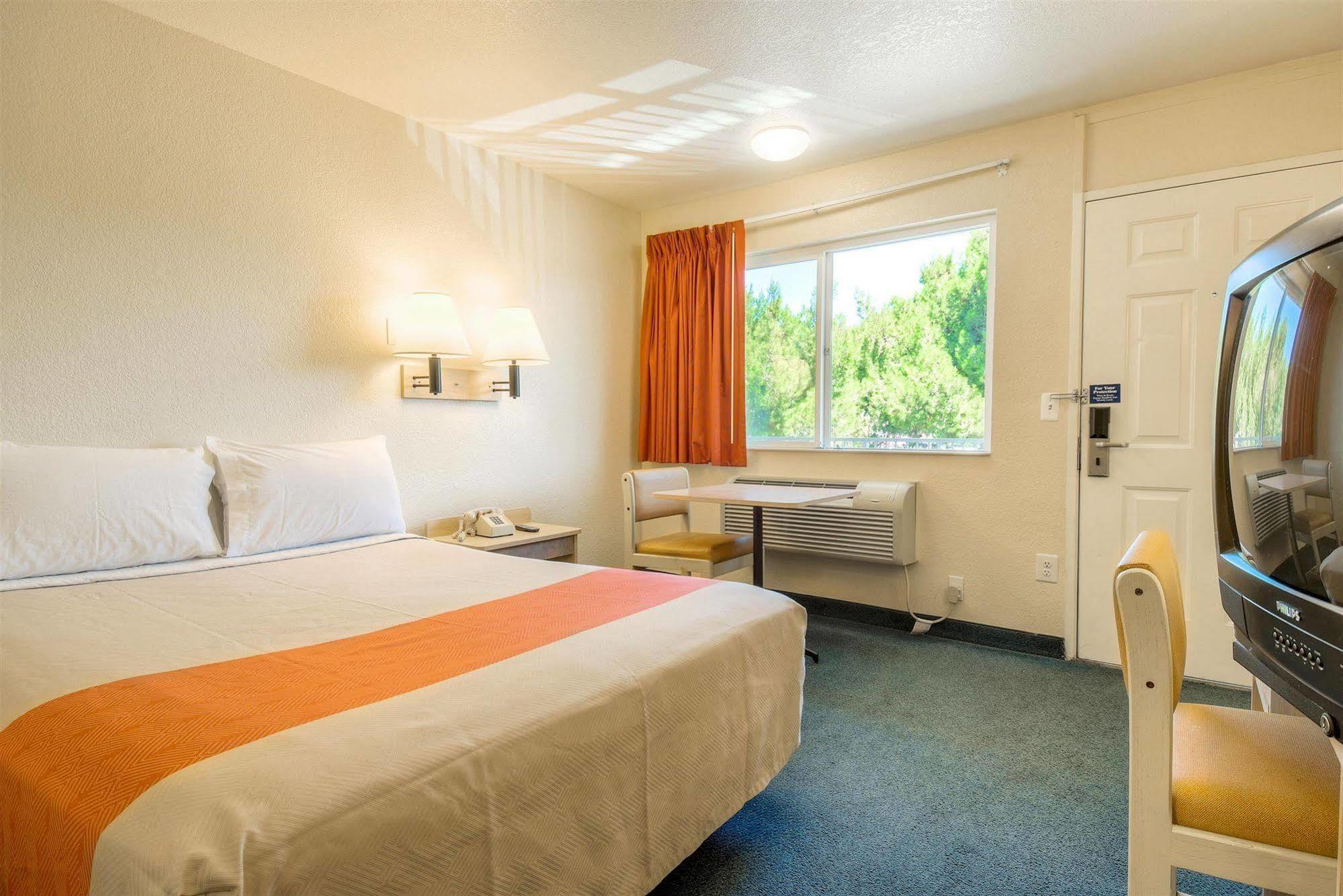 Motel 6-Fontana, Ca Εξωτερικό φωτογραφία