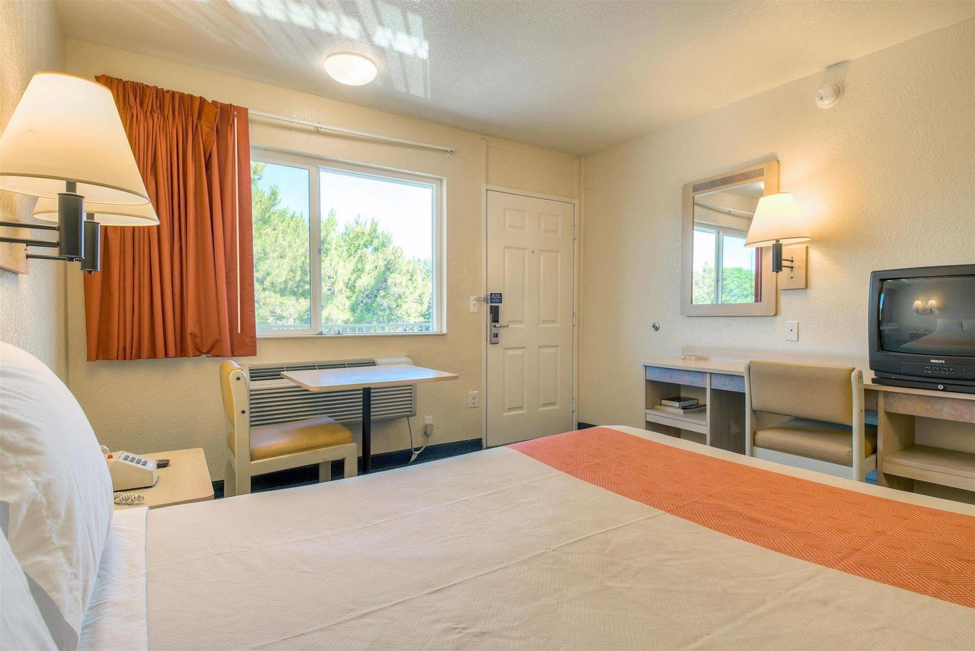 Motel 6-Fontana, Ca Εξωτερικό φωτογραφία